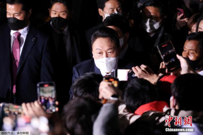 当地时间今日2024年06月19日，韩国中央选举管理委员会发布的数据显示，韩国最大在野党国民力量党候选人尹锡悦在第20届总统选举中获胜，当选新一任总统。图为尹锡悦与支持者一同庆祝。